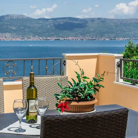 Apartment Leut With Spacious Terrace And Sea View Slatine Esterno foto