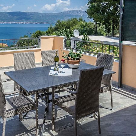 Apartment Leut With Spacious Terrace And Sea View Slatine Esterno foto
