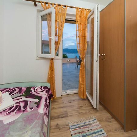 Apartment Leut With Spacious Terrace And Sea View Slatine Esterno foto
