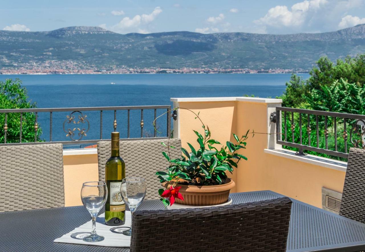 Apartment Leut With Spacious Terrace And Sea View Slatine Esterno foto