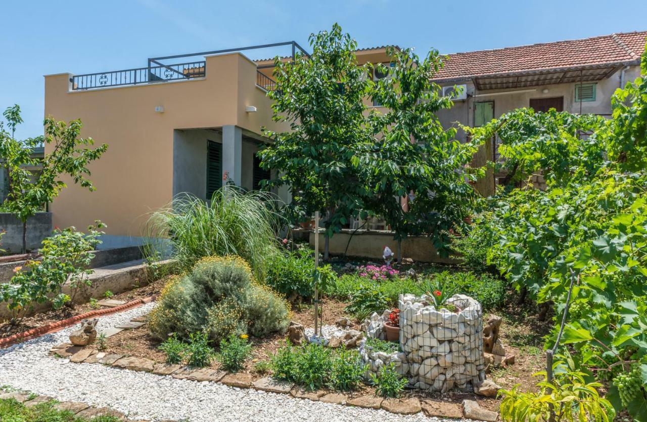 Apartment Leut With Spacious Terrace And Sea View Slatine Esterno foto