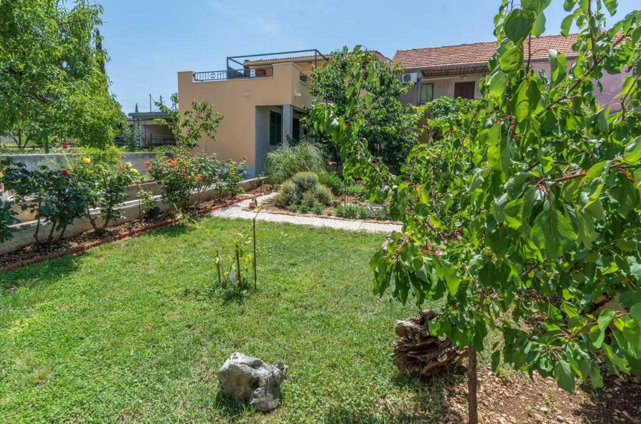 Apartment Leut With Spacious Terrace And Sea View Slatine Esterno foto