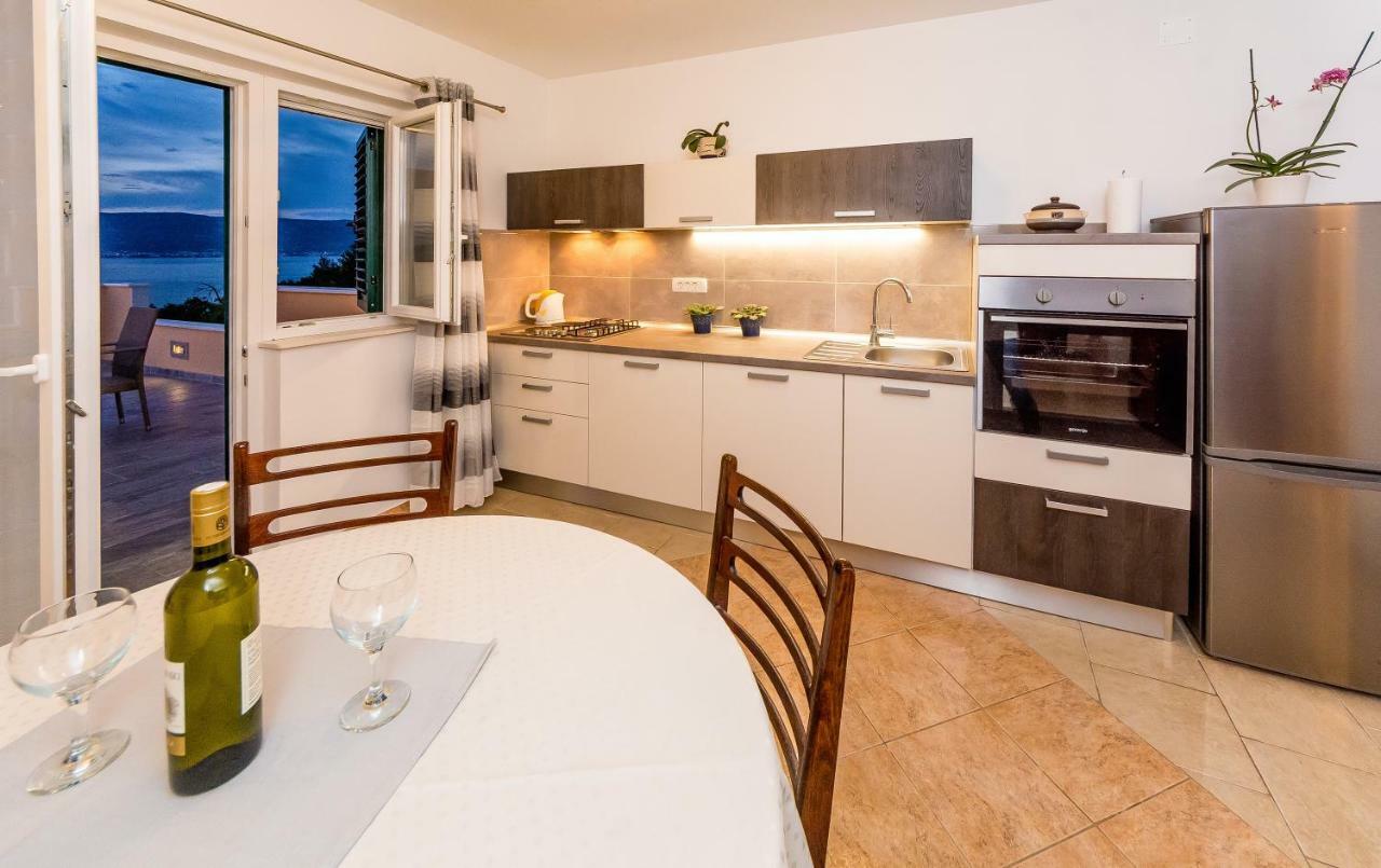 Apartment Leut With Spacious Terrace And Sea View Slatine Esterno foto