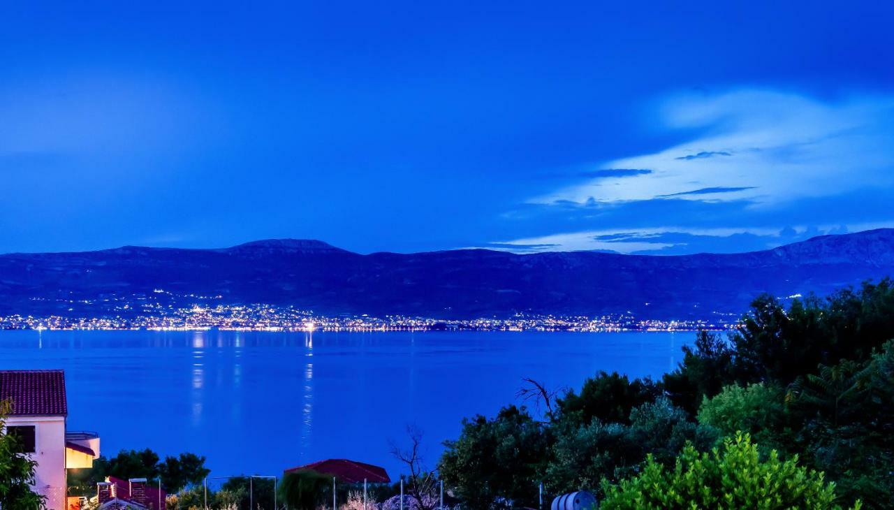 Apartment Leut With Spacious Terrace And Sea View Slatine Esterno foto