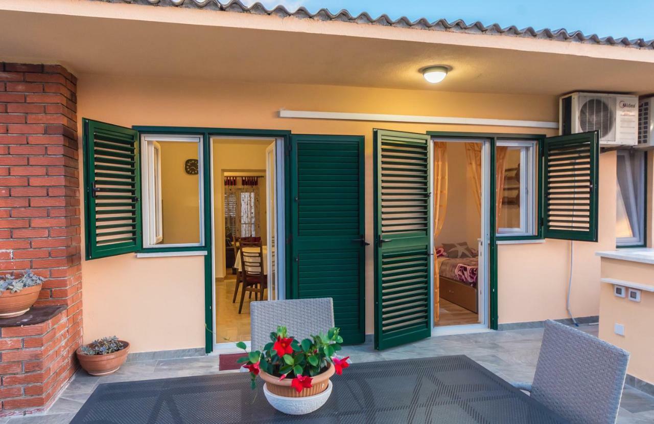 Apartment Leut With Spacious Terrace And Sea View Slatine Esterno foto