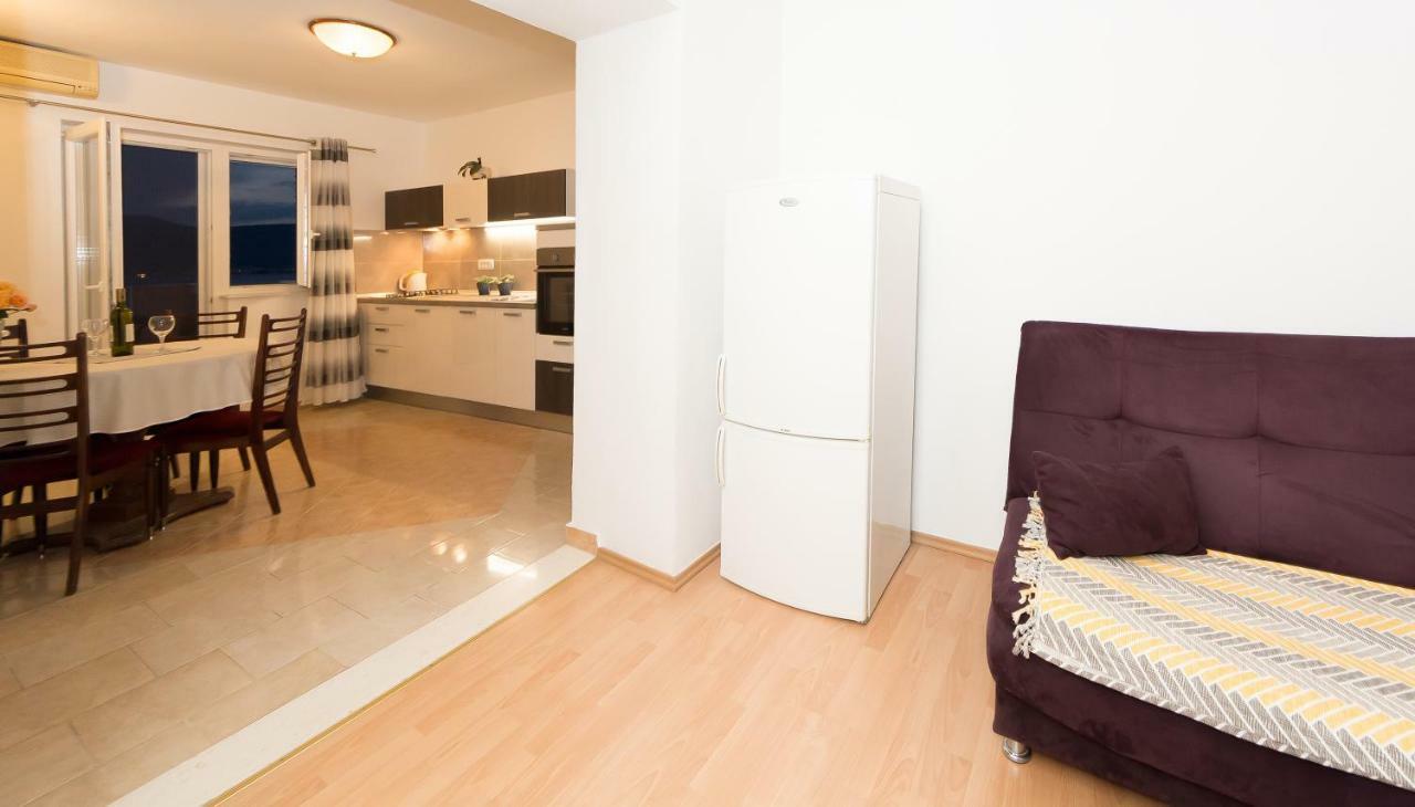 Apartment Leut With Spacious Terrace And Sea View Slatine Esterno foto