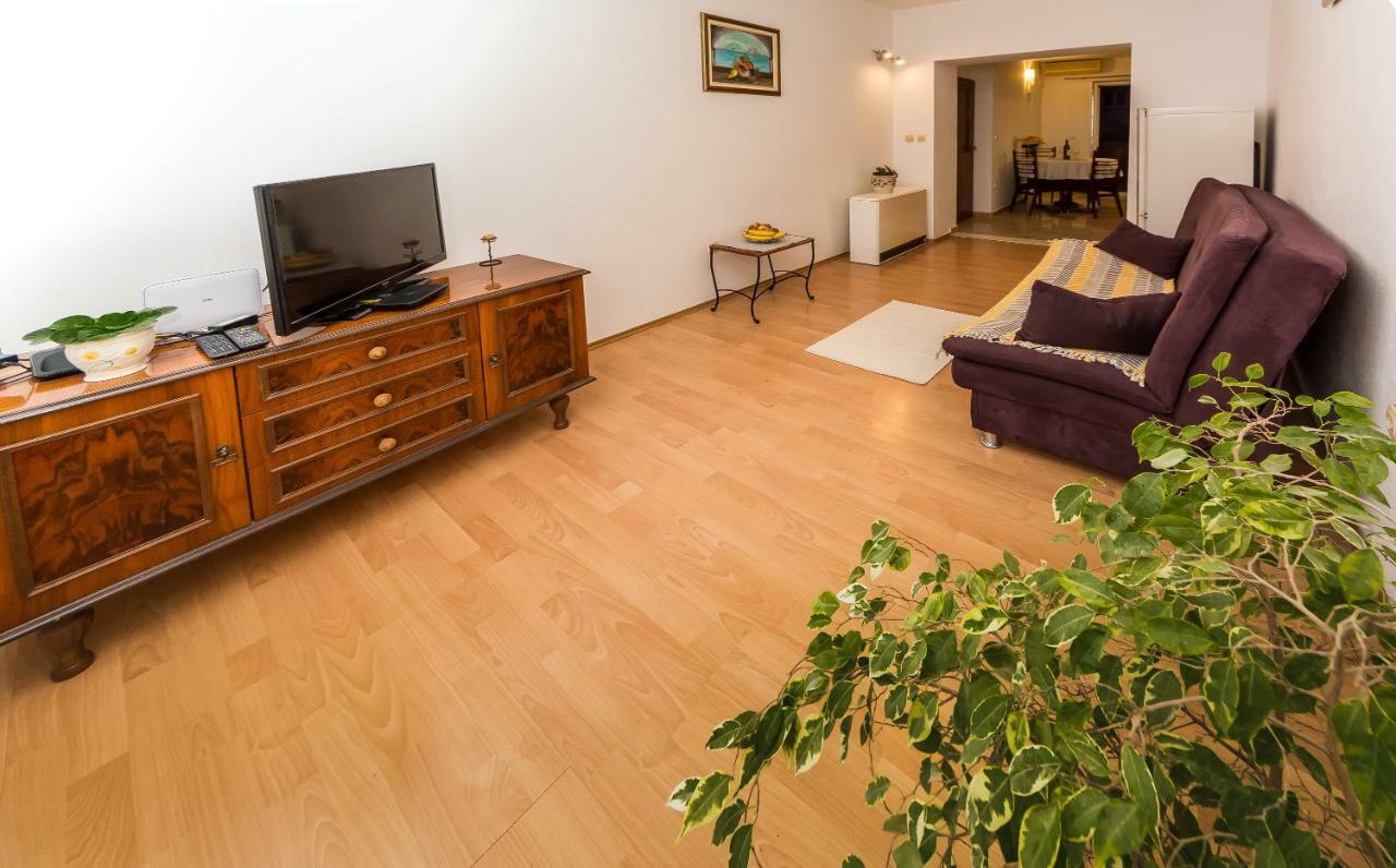 Apartment Leut With Spacious Terrace And Sea View Slatine Esterno foto