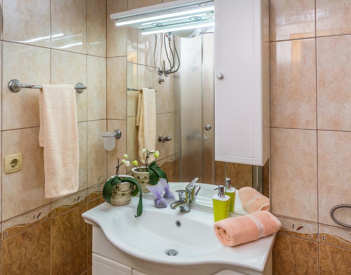Apartment Leut With Spacious Terrace And Sea View Slatine Esterno foto