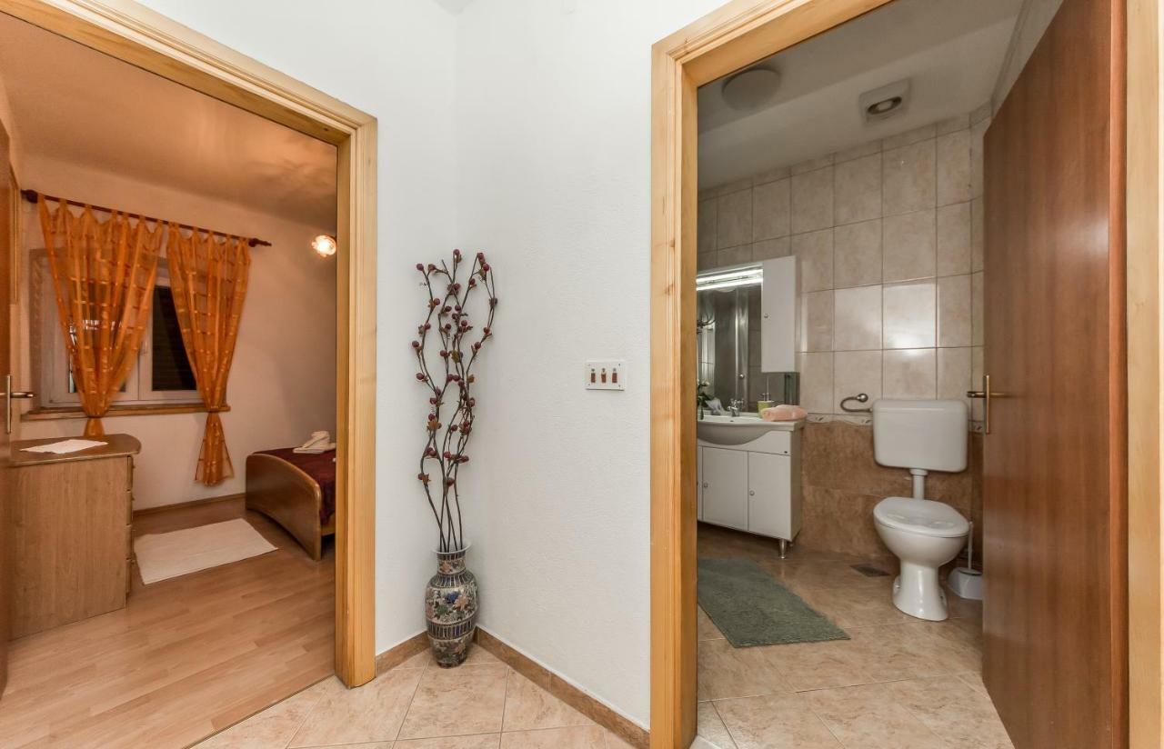 Apartment Leut With Spacious Terrace And Sea View Slatine Esterno foto