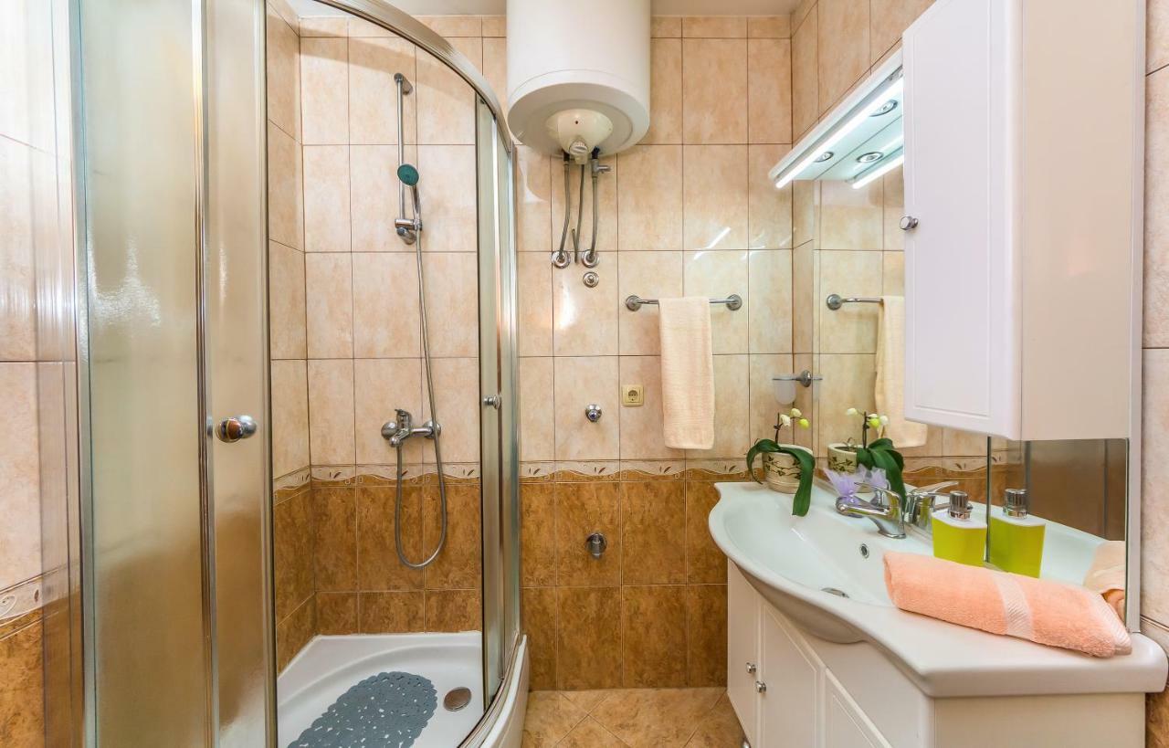 Apartment Leut With Spacious Terrace And Sea View Slatine Esterno foto