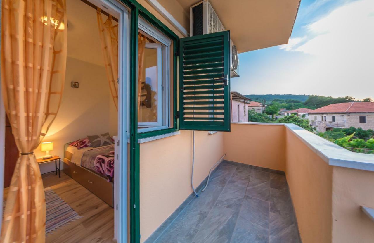 Apartment Leut With Spacious Terrace And Sea View Slatine Esterno foto