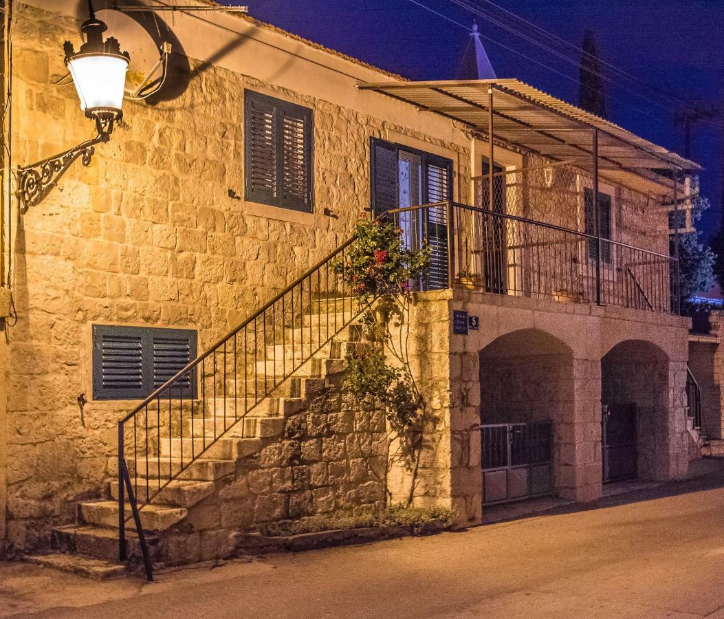 Apartment Leut With Spacious Terrace And Sea View Slatine Esterno foto